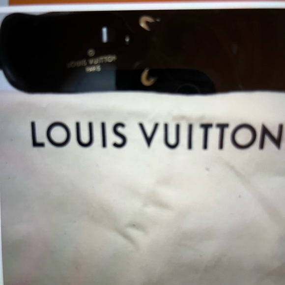 Authentic Louis Vuitton Woman’s Size 38 Black Run very beautiful is like new. - Picture 8 of 12